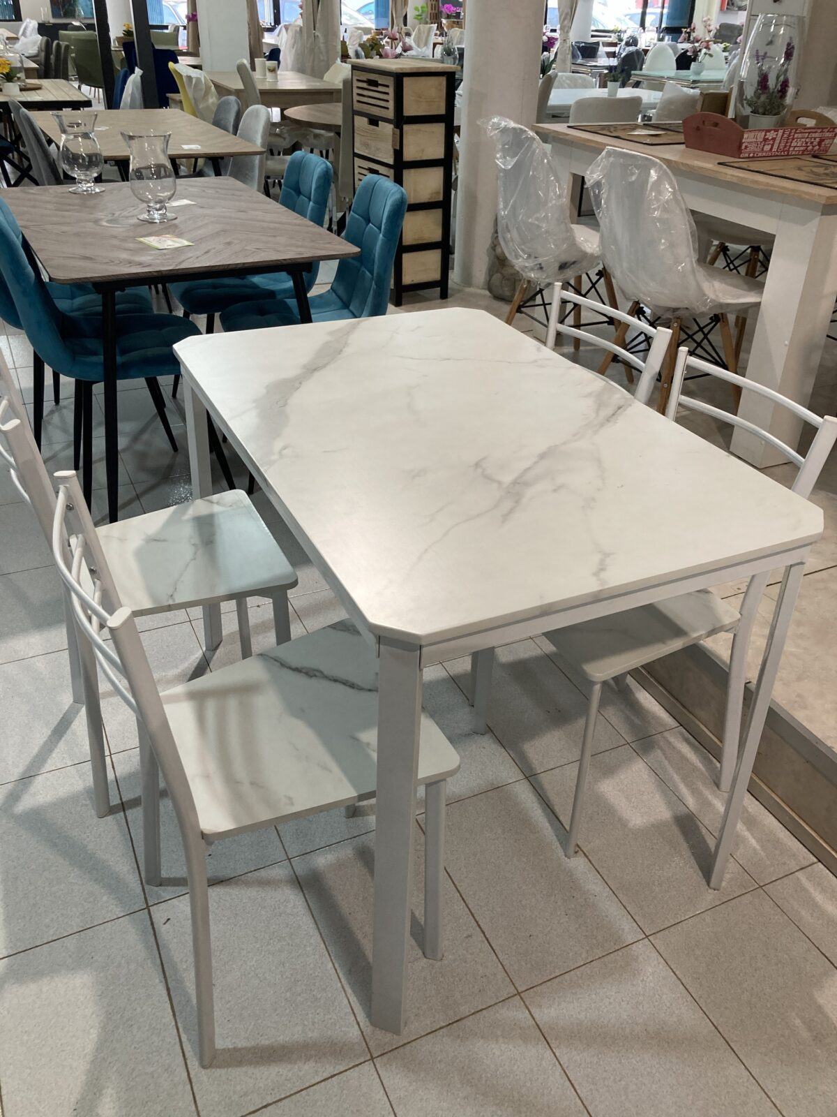 Conjunto Mesa y sillas blancas - Imagen 2