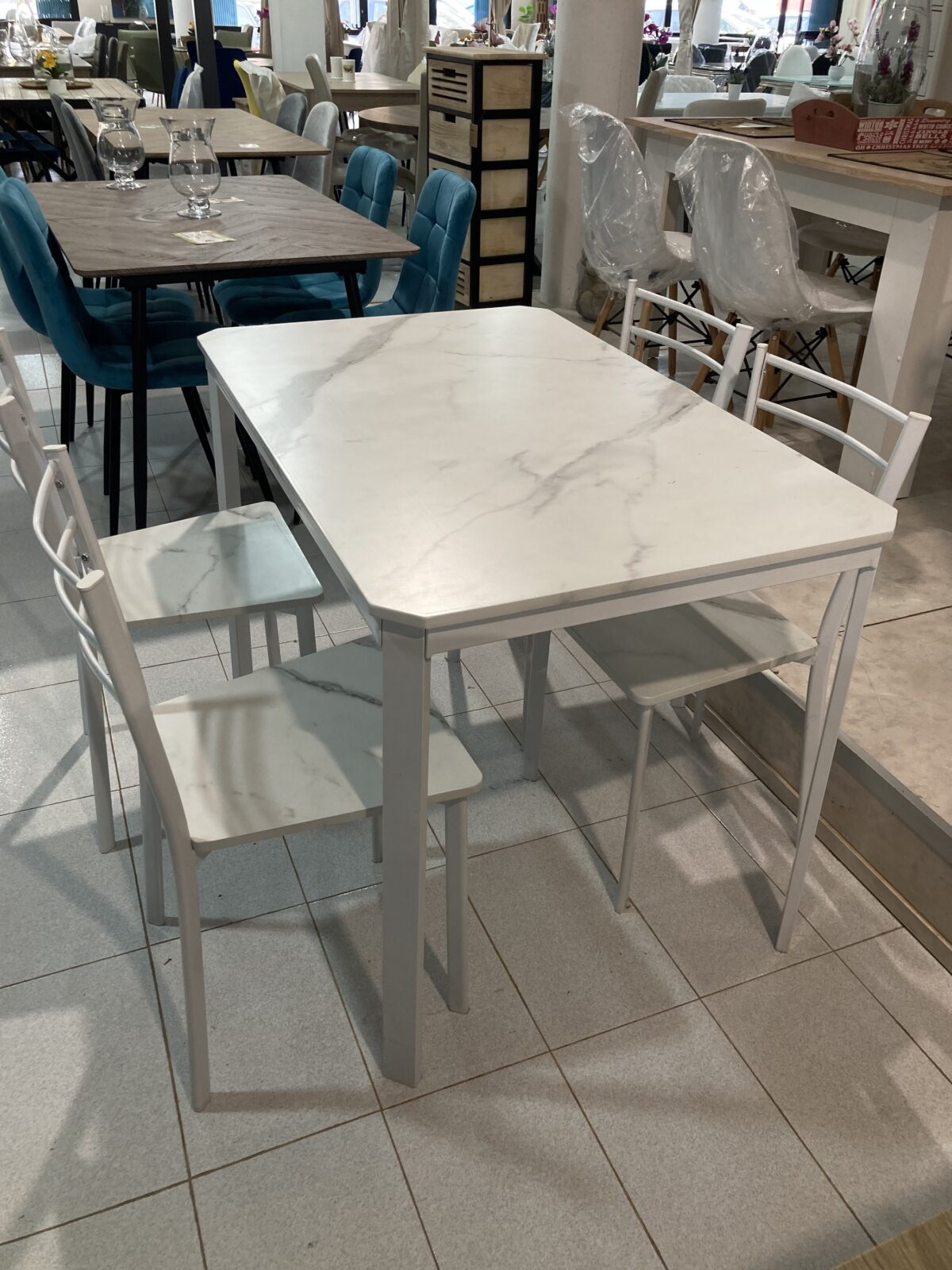 Conjunto Mesa y sillas blancas