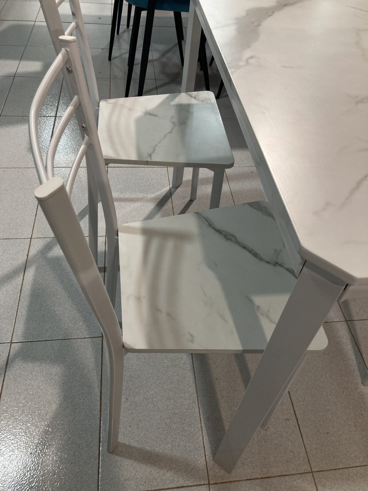 Conjunto Mesa y sillas blancas - Imagen 4