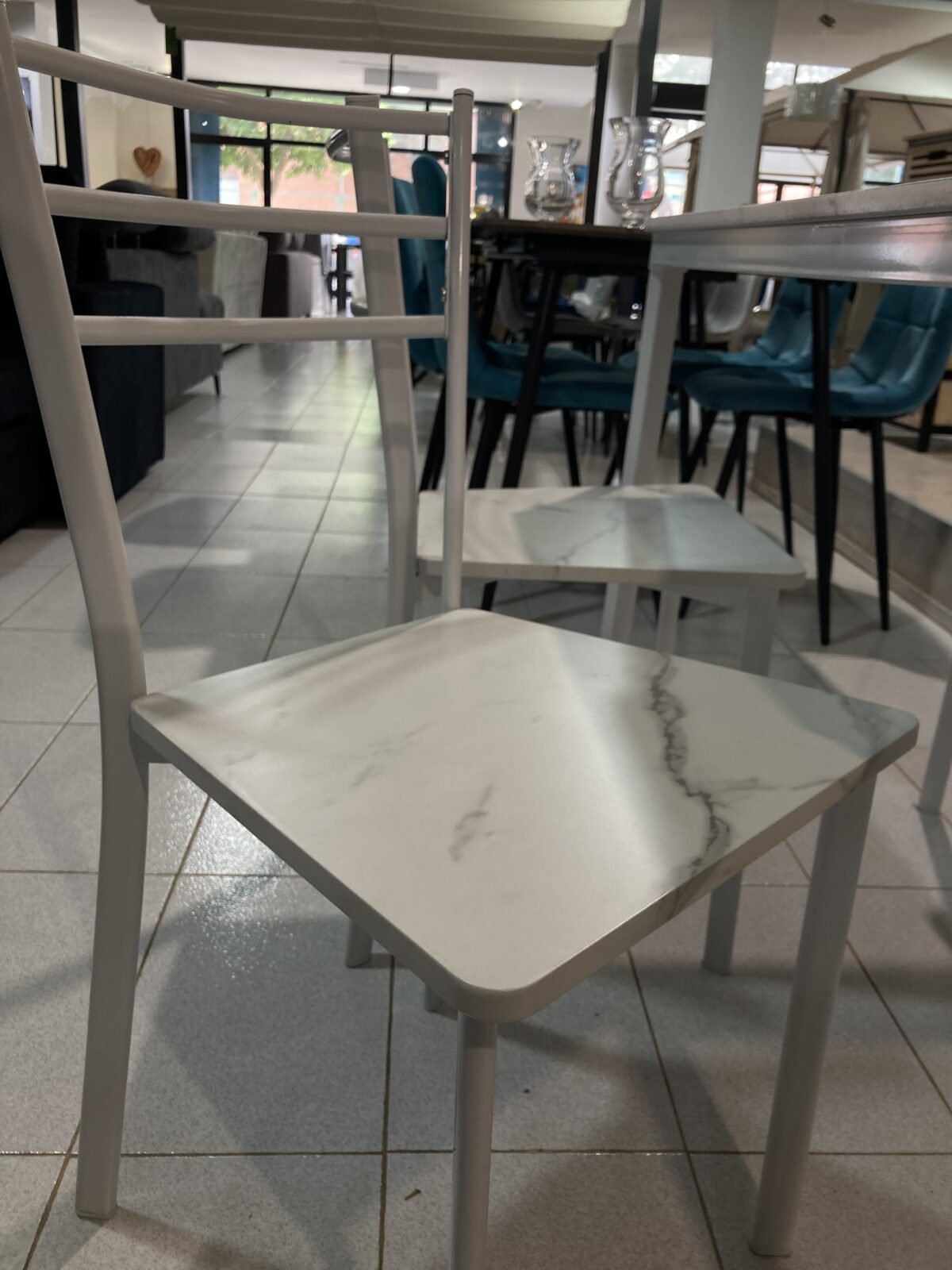 Conjunto Mesa y sillas blancas - Imagen 5